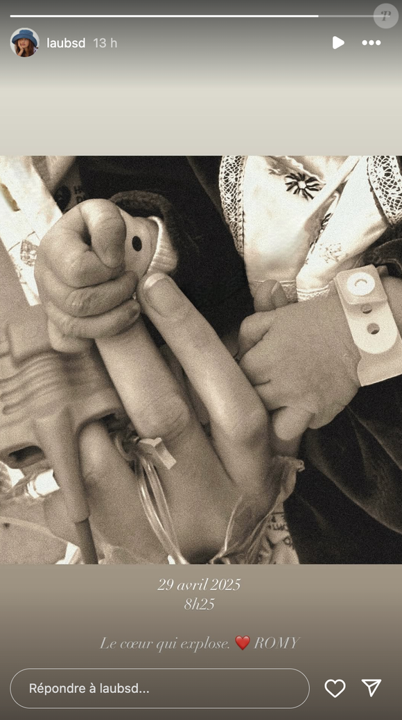 On y voit les mains du nouveau né serrant la main de sa mère.

Capture de la story du compte Instagram de Laura Bensadoun du 29 avril 2025.