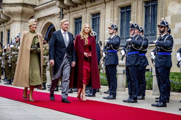 La reine Maxima des Pays-Bas, le roi Willem-Alexander des Pays-Bas et la princesse Amalia de Luxembourg (princesse Catharina-Amalia des Pays-Bas) arrivent à la Chambre des députés pour la cérémonie de prestation de serment du Grand-Duc Guillaume, dans le cadre des festivités liées à la succession au trône du Luxembourg. Luxembourg, 3 octobre 2025. 
Photo : Dana Press / Bestimage