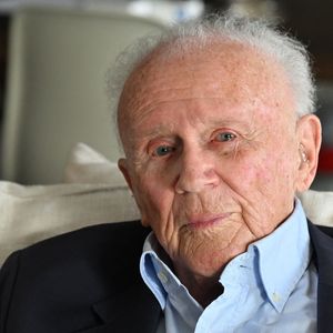 Malgré cette brouille, Olivier de Kersauson garde de nombreux bons souvenirs de leur époque aux Grosses Têtes.


Philippe Bouvard, journaliste français, écrivain, homme de radio et de télévision, à son domicile, en interview télé avec le journaliste producteur Cyril Viguier à Cannes, le 27 février 2025. 
© Bruno Bebert/Bestimage