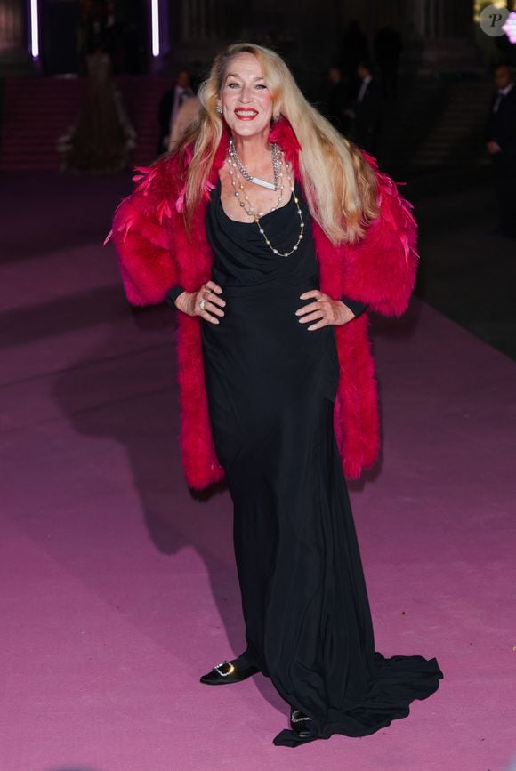 Jerry Hall sur le tapis rose du photocall du bal du British Museum 2025 à Londres, Royaume Uni, le 18 octobre 2025. © GoffPhotos/Bestimage