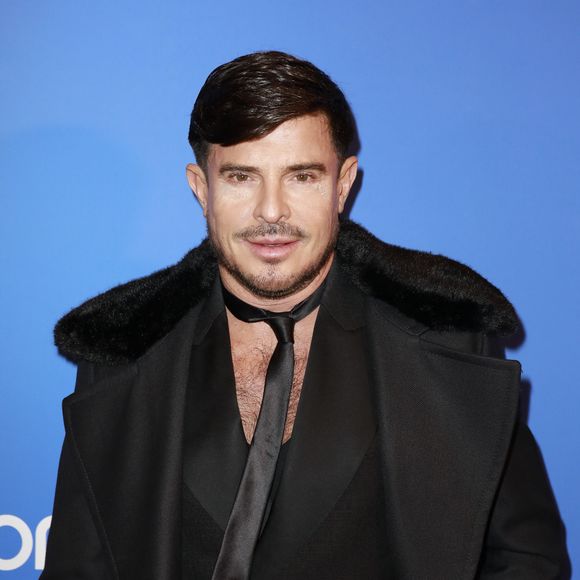 Le chanteur est apparu sur le tapis rouge en costume noir, sans chemise, cravate sur le torse.

Vincent Niclo - Photocall du Global Gift Gala Paris à l'hôtel Four Seasons George V à Paris le 8 novembre 2025. © Marc Ausset-Lacroix/Bestimage