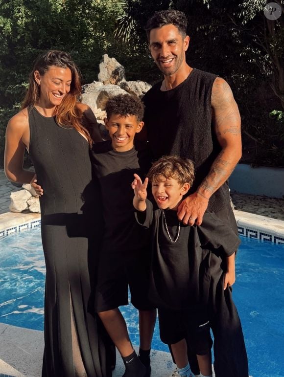 Sur la Toile, son mari avait fait savoir qu'il serait absent pour plusieurs semaines. S'il ne participera pas aux festivités ce lundi, il n'a manqué de mettre à l'honneur son adorable fiston sur Instagram. 

(Capture d'écran Instagram - Juillet 2025).