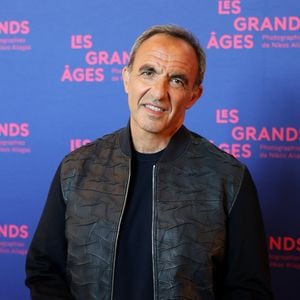 Nikos Aliagas au vernissage de l'exposition "Les grands âges", photographies de Nikos Aliagas au musée de l'Homme à Paris le 7 avril 2026. Crédit Dominique Jacovides/Bestimage