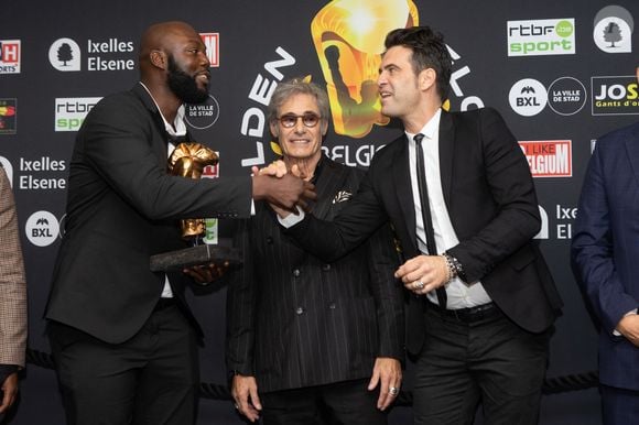 Avec Manu, son fils, ils ont formé un duo musical.  

Gérard Lanvin, accompagné par son fils Manu Lanvin, remet le neuvième Gant D'or à Jack Mulowayi. Bruxelles, le 9 octobre 2021. © Alain Rolland / Imagebuzz / Bestimage