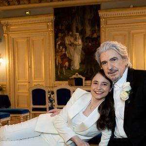 Exclusif - Mariage de Serge Lama et Luana Santonino à la mairie du 7ème arrondissement de Paris. Rachida Dati, Maire du 7ème a célébré le mariage. Paris, le 11 février 2021. © Cyril Moreau/Bestimage