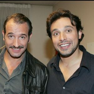 Bruno Salomone est parti le 15 mars 2026 à 55 ans, laissant le monde du spectacle et ses proches en émoi.

Didier Gustin, Jean Dujardin et Bruno Salomone - enregistrement à Paris de l’émission "La Télé de Sabastien" diffusée sur France 2

© BAHI / BESTIMAGE