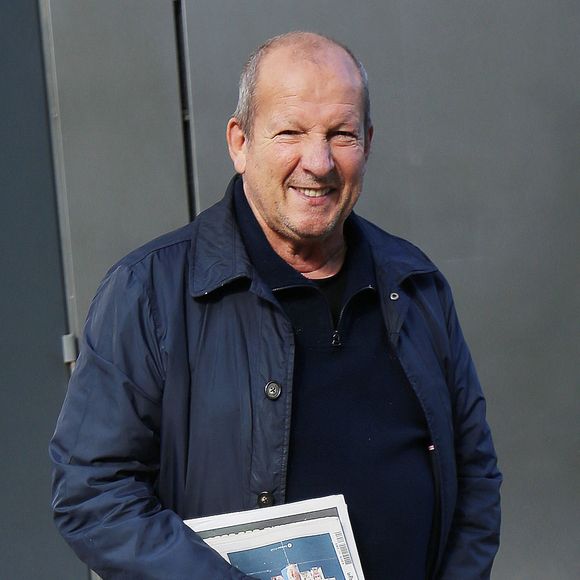 "Je parle en mon nom, mais aussi au nom des trois enfants qui m’accompagnent dans cette épreuve difficile."(ndlr : Rolland Courbis était père de trois enfants : Stéphane, né en 1974 d’une union précédente, ainsi que sa fille Olivia et son fils adoptif Amine.)

Exclusif - Rolland Courbis quitte les studios de BFM TV à Paris le 22 octobre 2023.