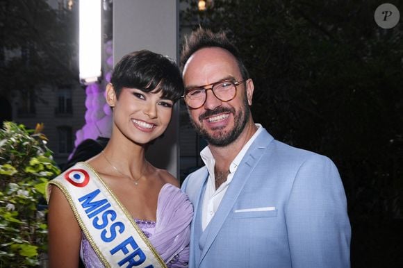 C'est sa mère qui a inspiré son pseudonyme. Le nom de cette dernière : Janine Jarry. 

Eve Gilles, Miss France 2024, Jarry - Photocall du 5ème gala de charité de l'association "Les Bonnes Fées" à l'occasion de la campagne mondiale "Octobre Rose" à l'hôtel Peninsula, Paris le 3 octobre 2024. © Rachid Bellak/Bestimage