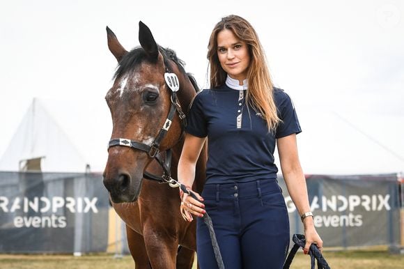 Et, visiblement, que les producteurs l'empêchent de monter en selle quand elle tourne un film ou une série ne l'arrêtent pas !

Exclusif - Rendez-vous avec l'actrice Constance Gay et son cheval Napango du Chatenet pendant le Jumping "Chantilly Classic" à Chantilly, France, le 13 juillet 2023. © Matthieu Mirville/Bestimage