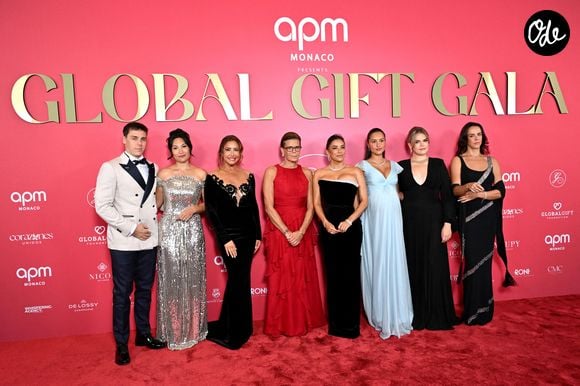 Louis et Marie Ducruet, Maria Bravo, la princesse Stéphanie de Monaco, Eva Longoria, Alexandra Leclerc (enceinte), Camille Gottlieb et Pauline Ducruet lors de la seconde édition du Global Gift Gala à l'hôtel de Paris à Monaco, le 9 octobre 2026. Cette année, les bénéfices de cette soirée caritative iront à 3 associations, Fight Aids Monaco, Corazones Unidos et Global Gift Foundation. © Bruno Bebert / Bestimage