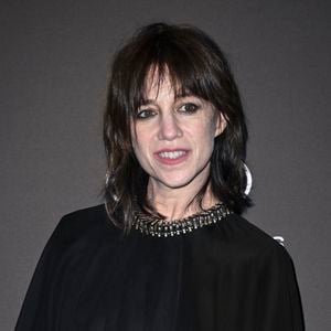 En effet, le coût de chacun des épisodes est trop élevé. 
Charlotte Gainsbourg - Photocall du dîner "Women In Motion, Kering", Place de la Castre lors du 78ème Festival International du Film de Cannes le 18 mai 2025. © Olivier Borde/Bestimage