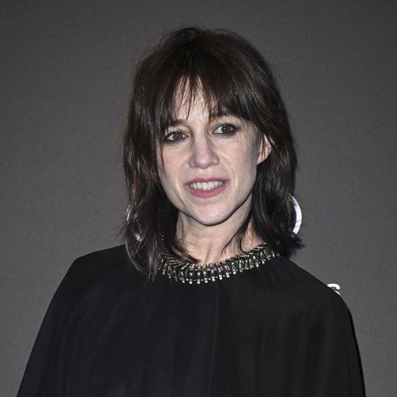 En effet, le coût de chacun des épisodes est trop élevé. 
Charlotte Gainsbourg - Photocall du dîner "Women In Motion, Kering", Place de la Castre lors du 78ème Festival International du Film de Cannes le 18 mai 2025. © Olivier Borde/Bestimage