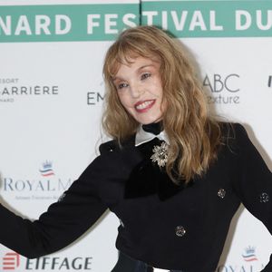 Arielle Dombasle, présidente du jury lors de la soirée d'ouverture de la 35ème édition du Festival du Film Britannique et Irlandais de Dinard le 3 octobre 2024.

© Mickael Chavet/ZUMA Press Wire / Bestimage
