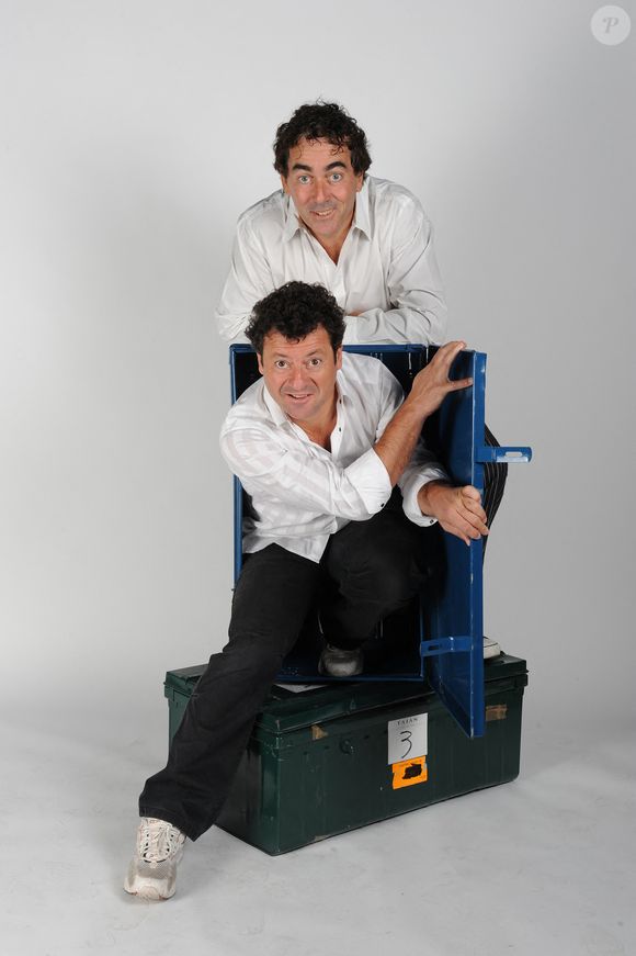 Eric Carriere et Francis Ginibre des Chevaliers Du Fiel posant lors d'une séance photo à Avignon, France, le 25 septembre 2011. Photo par LOONA/ABACAPRESS.COM