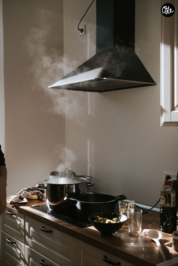 Les hottes suspendues traditionnelles peinent parfois à capturer toutes les effluves de cuisson.
