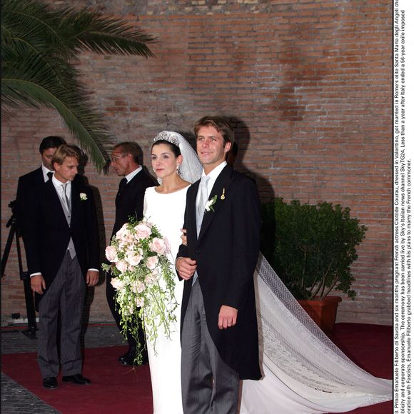 Clotilde Courau s'est mariée au prince de Venise en 2003.

Le prince Emmanuel Philibert de Savoie et l'actrice française Clotilde Courau, enceinte de six mois et vêtue de Valentino, se sont mariés jeudi dans l'église Santa Maria degli Angeli à Rome le 25 septembre 2003. © ABACA.