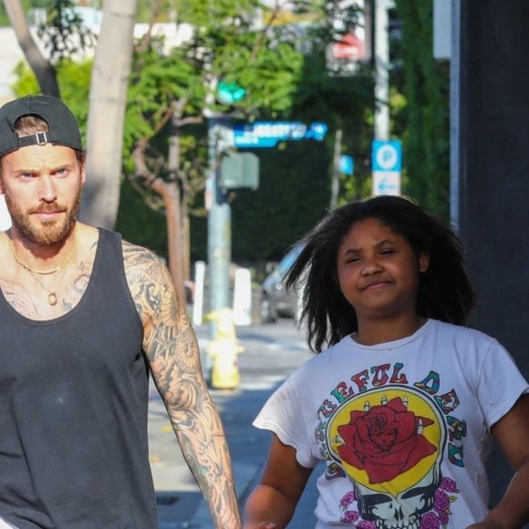Il privilégie les moments simples avec ses enfants, comme les balades et les découvertes dans la nature.

Christina Milian fait du shopping avec sa fille Violet et son mari Matt Pokora (M. Pokora) à Los Angeles le 6 avril 2022. Photo par Bestimage