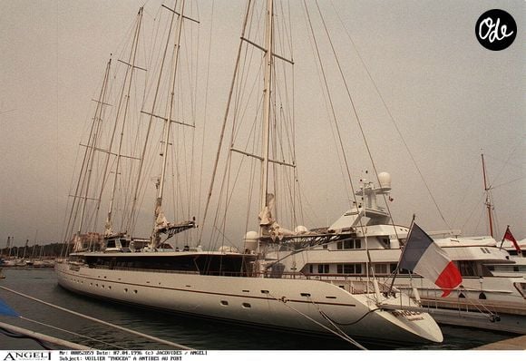 Il finit par sombrer en 2021 au large de la Malaisie après un incendie, mettant fin à l’histoire du légendaire Phocéa.

« Le Phocéa amarré dans le port d’Antibes. Ce voilier de luxe, qui a successivement appartenu au navigateur Alain Colas, à l’homme d’affaires Bernard Tapie, à Mouna Ayoub et à Xavier Niel, a coulé en Malaisie en février 2021 à la suite d’un incendie. Photo : Dominique Jacovides / Bestimage. »