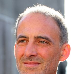 Une image qui prouve que le petit garçon, né de ses amours avec Raphaël Glucksmann en mars 2017, accompagne parfois sa mère dans l'effervescence des studios.

Raphaël Glucksmann, coprésident de Place Publique,  lors de la clôture de la deuxième édition des réunions de Place Publique à La Réole en Gironde le 5 octobre 2025.

© Patrick Bernard / Bestimage