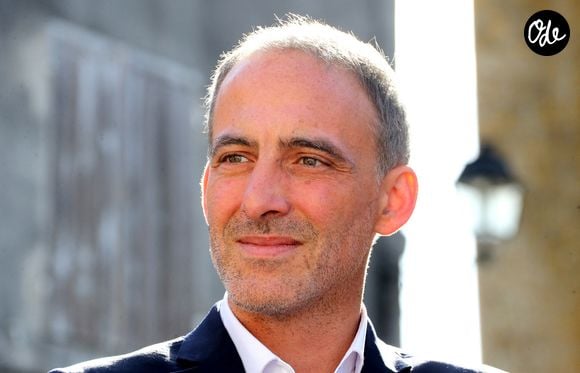 Une image qui prouve que le petit garçon, né de ses amours avec Raphaël Glucksmann en mars 2017, accompagne parfois sa mère dans l'effervescence des studios.

Raphaël Glucksmann, coprésident de Place Publique,  lors de la clôture de la deuxième édition des réunions de Place Publique à La Réole en Gironde le 5 octobre 2025.

© Patrick Bernard / Bestimage
