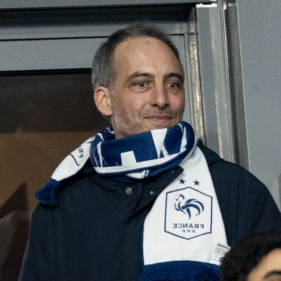 Raphaël Glucksmann - Célébrités dans les tribunes du quart de finale de la Ligue des Nations de l'UEFA 2025 "France - Croatie (2-0 / tab 5-4)" au Stade de France à Saint-Denis le 23 mars 2025. © Cyril Moreau/Bestimage