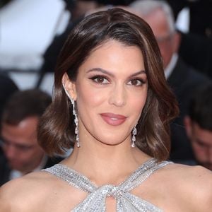 En outre, elle s'entoure de professionnels bien connus pour l'aider dans sa quête...

Iris Mittenaere - Montée des marches du film « Le deuxième acte » pour la cérémonie d’ouverture du 77ème Festival International du Film de Cannes, au Palais des Festivals à Cannes. Le 14 mai 2024