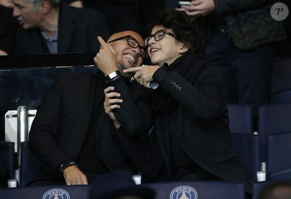 Pascal Obispo et son fils Sean lors du match Psg-Saint-Etienne Ligue 1 au Parc des Princes à Paris, le 25 octobre 2015. Agence/Bestimage