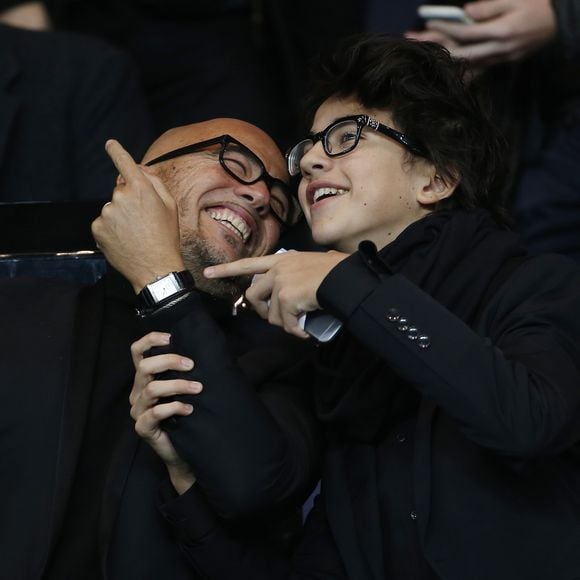 Pascal Obispo et son fils Sean lors du match Psg-Saint-Etienne Ligue 1 au Parc des Princes à Paris, le 25 octobre 2015. Agence/Bestimage