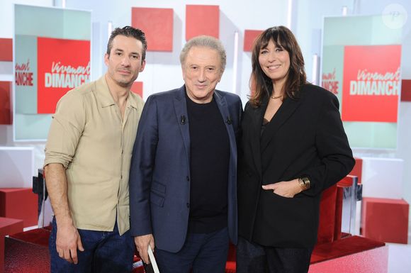 Jeremy Ferrari, Michel Drucker et Karina Marimon lors de l'enregistrement de l'émission "Vivement dimanche" au studio Rive Gauche, présentée par M.Drucker avec une diffusion sur France 3 le 8 mars 2026, à Paris, France, le 25 février 2026. © Guillaume Gaffiot/Bestimage
