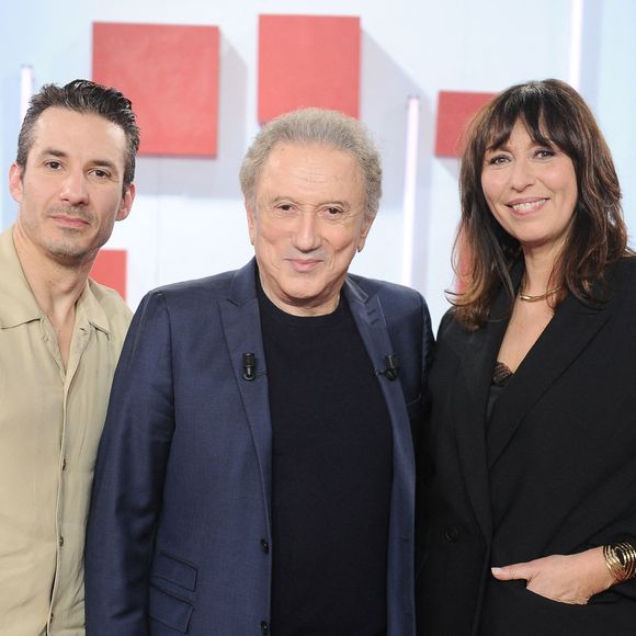 Jeremy Ferrari, Michel Drucker et Karina Marimon lors de l'enregistrement de l'émission "Vivement dimanche" au studio Rive Gauche, présentée par M.Drucker avec une diffusion sur France 3 le 8 mars 2026, à Paris, France, le 25 février 2026. © Guillaume Gaffiot/Bestimage