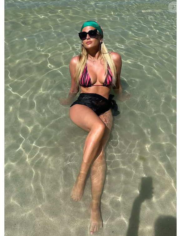 D'ailleurs, la plage avait été fermée au public pendant plusieurs années avant de rouvrir en 2022.

Kelly Vedovelli en vacances à l'autre bout du monde.
