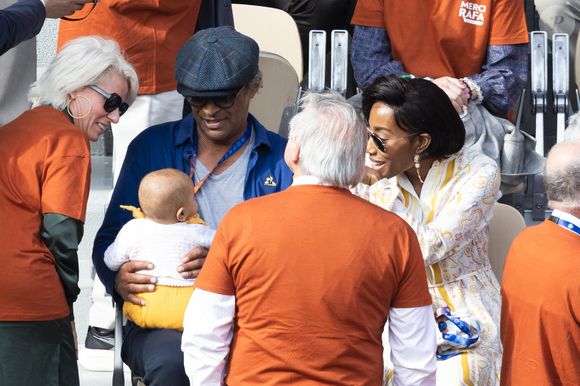 Yannick Noah, sa compagne Malika et leur fille Keelaani lors de l'hommage à R.Nadal lors des internationaux de France de tennis à Roland Garros le 25 mai 2025. © Jacovides / Moreau / Bestimage
