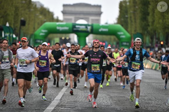 Des coureurs participent au Marathon de Paris 2025 à Paris le 13 avril 2025. Photo by Firas Abdullah/ABACAPRESS.COM