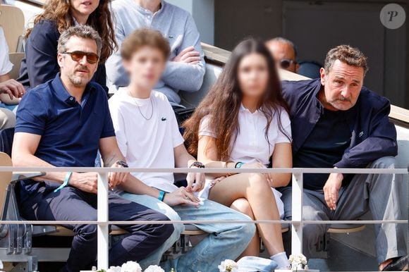Décontracté dans une tenue sportive de couleur bleue, le jeune homme a ôté son sweat-shirt Lacoste en tribunes avant d'aller s'asseoir aux côtés d'Ava (dont la mère est Mélanie Doutey) et de son père Gilles Lellouche. 

Guillaume Canet, son fils Marcel, Gilles Lellouche et sa fille en tribunes lors de la finale messieurs des Internationaux de France de Tennis de Roland Garros 2025 (jour 15), à Paris, France, le 8 juin 2025. © Cyril Moreau/Bestimage