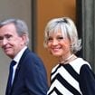 Le PDG de LVMH Bernard Arnault sort avec une partie de son clan : sa ressemblance avec sa fille saute aux yeux !