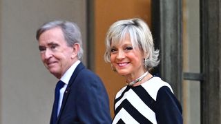 Le PDG de LVMH Bernard Arnault sort avec une partie de son clan : sa ressemblance avec sa fille saute aux yeux !