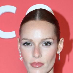 Elle souffre désormais de plaques rouges sur le corps et d’un gonflement des yeux.

Maëva Coucke - Soirée APM Monaco sur la Plage Lucia lors du 79ème Festival International du Film de Cannes le 20 mai 2026.
© Rachid Bellak / Bestimage