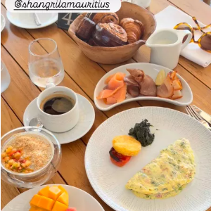 Estelle Denis partage des images de ses vacances paradisiaques avec Marc Thiercelin.