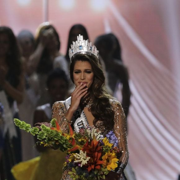 La Française Iris Mittenaere couronnée Miss Univers ; Choisie face à ses 85 concurrentes, la Française Iris Mittenaere a été élue lundi 30 janvier Miss Univers lors d'un concours télévisé organisé à Manille, aux Philippines le 30 janvier 2017.
© Linus Guardian Escandor Ii via ZUMA Wire / Bestimage