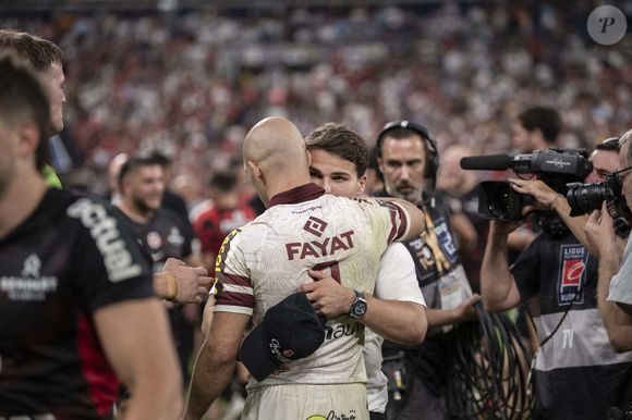 Antoine Dupont et Maxime Lucu après la finale du Top 14 de rugby français entre le Stade Toulousain (Toulouse) et l'Union Bordeaux-Begles (UBB) au Stade de France à Saint-Denis, au nord de Paris, le 28 juin 2025.Photo par Eliot Blondet/ABACAPRESS.COM