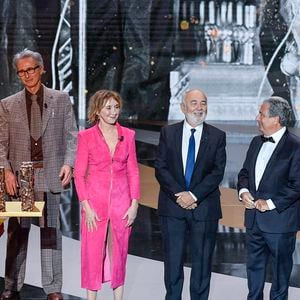 Un César spécial pour la troupe du Splendid, Josiane Balasko, Michel Blanc, Thierry Lhermitte, Marie-Anne Chazel, Gérard Jugnot, Christian Clavier et Bruno Moynot, sur scène lors de la 46ème cérémonie des César à l'Olympia à Paris le 12 mars 2021. © Pierre Villard/ Pool / Bestimage