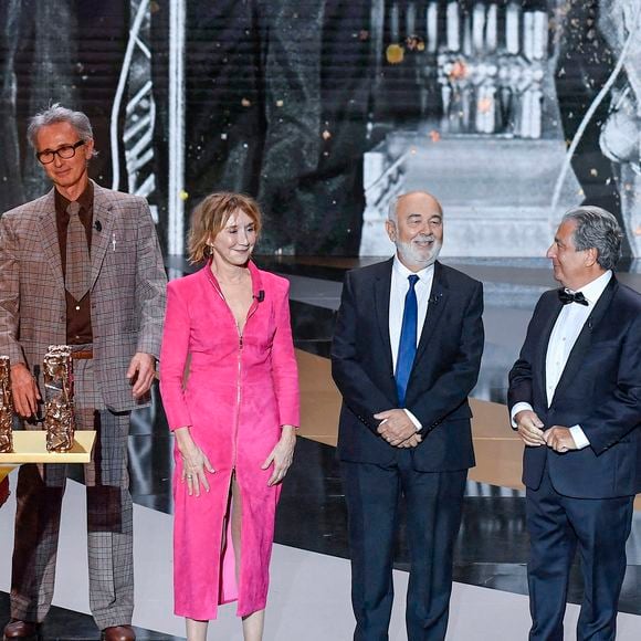 Un César spécial pour la troupe du Splendid, Josiane Balasko, Michel Blanc, Thierry Lhermitte, Marie-Anne Chazel, Gérard Jugnot, Christian Clavier et Bruno Moynot, sur scène lors de la 46ème cérémonie des César à l'Olympia à Paris le 12 mars 2021. © Pierre Villard/ Pool / Bestimage