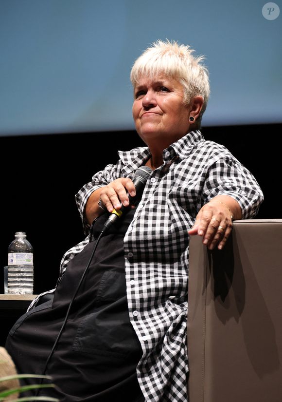 "Et puis ça m'a trop manqué l'année dernière donc j'ai choisi d'assumer certains défauts physiques qui me tracassent et de les partager tels qu'ils sont", a ensuite ajouté la comédienne

Exclusif - Mimie Mathy la marraine de la 3eme édition du Festival Histoires de Femmes de Dreux. Le 21 octobre 2023. © Denis Guignebourg/BestImage