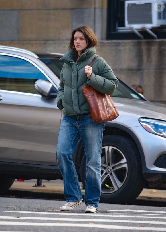 New York, NY - EXCLUSIF - Suri Cruise est arrivée au Barrymore Theatre pour voir sa mère, Katie Holmes, jouer dans « Our Town » pour son anniversaire.