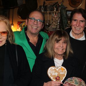 Exclusif - Sylvie Vartan et son mari Tony Scotti, Jean-Jacques Debout et sa femme Chantal Goya, Daniel, patron du restaurant "Chez Paul" - Jean-Jacques Debout retrouve ses amis au restaurant "Chez Paul" dans le 11ème après son concert au Café de la Danse à Paris le 30 novembre 2025. © Philippe Baldini/Bestimage