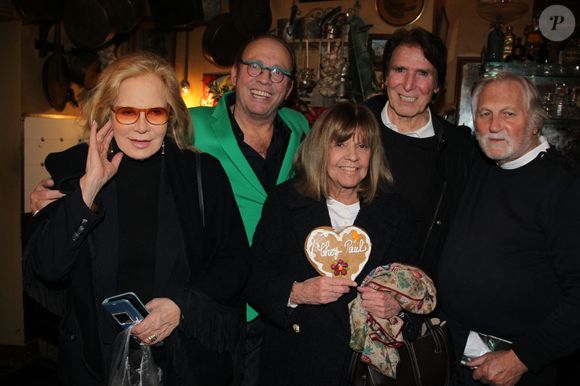 Exclusif - Sylvie Vartan et son mari Tony Scotti, Jean-Jacques Debout et sa femme Chantal Goya, Daniel, patron du restaurant "Chez Paul" - Jean-Jacques Debout retrouve ses amis au restaurant "Chez Paul" dans le 11ème après son concert au Café de la Danse à Paris le 30 novembre 2025. © Philippe Baldini/Bestimage