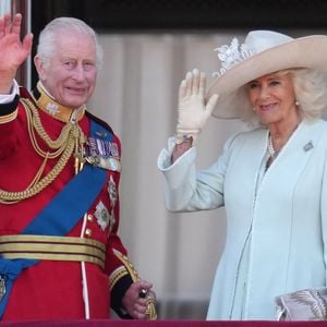 Le roi Charles III d'Angleterre et la reine consort Camilla - Les membres de la famille royale britannique au balcon du Palais de Buckingham lors de la parade militaire "Trooping the Colour" à Londres le 15 juin 2024

© Julien Burton / Bestimage
camilla