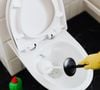 Le dépôt foncé au fond de la cuvette des toilettes s'avère parfois particulièrement tenace.