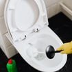 Sans javel ni produit corrosif, voici la méthode infaillible des professionnels du bâtiment pour nettoyer le fond de vos toilettes
