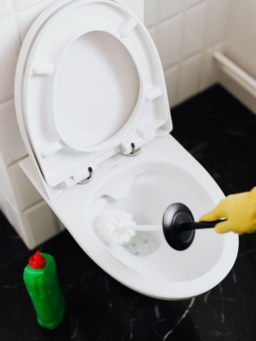 Sans javel ni produit corrosif, voici la méthode infaillible des professionnels du bâtiment pour nettoyer le fond de vos toilettes